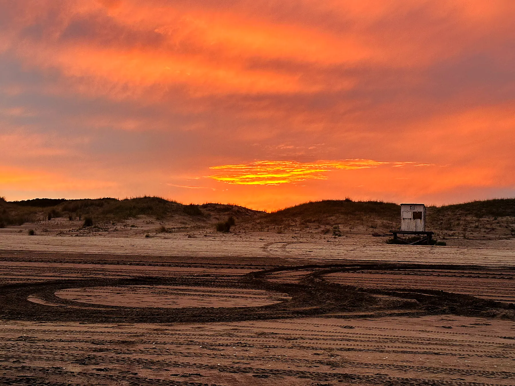 Cielo encendido al atardecer sobre los médanos