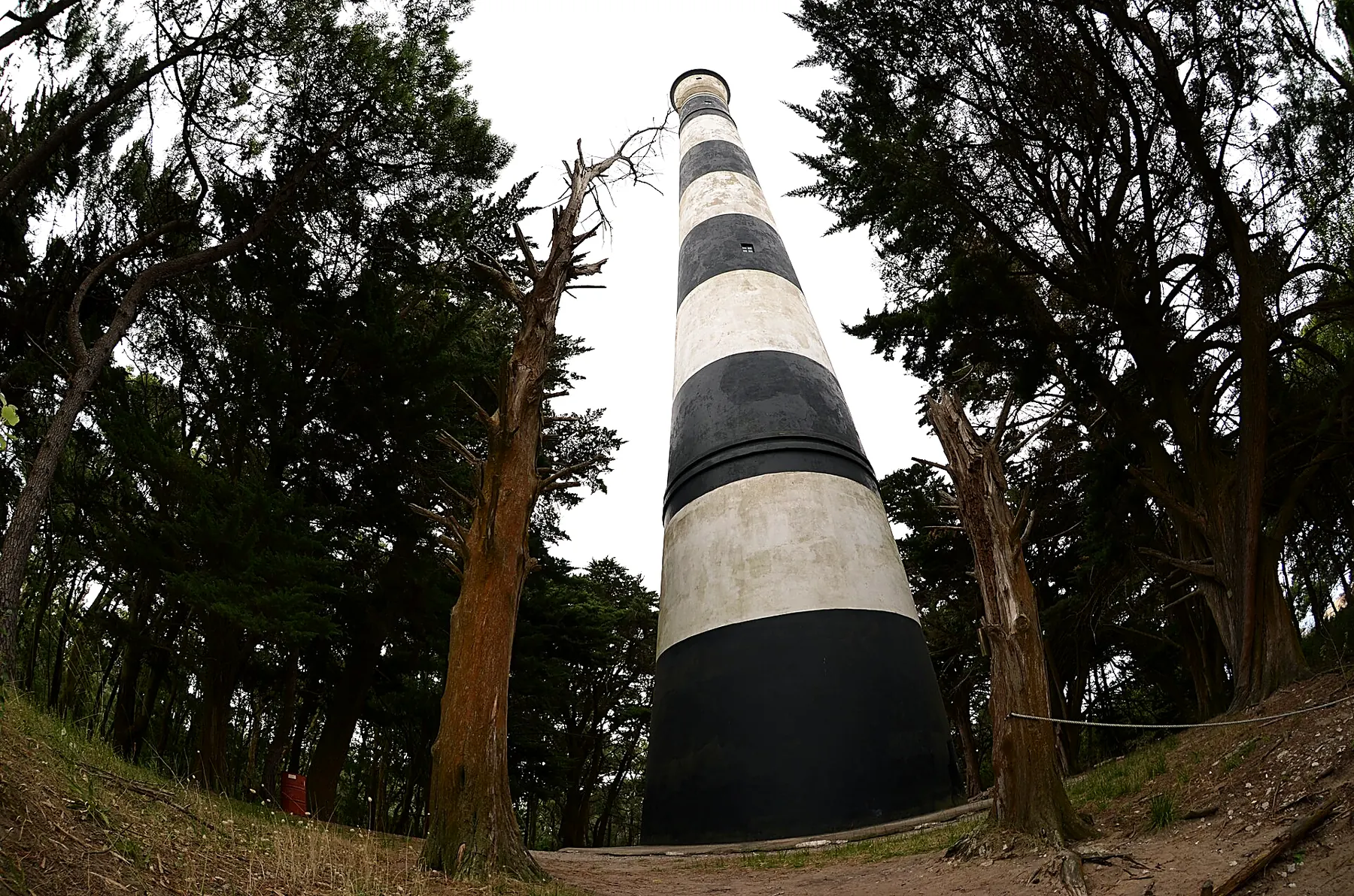 El Faro Querandí visto desde el pinar