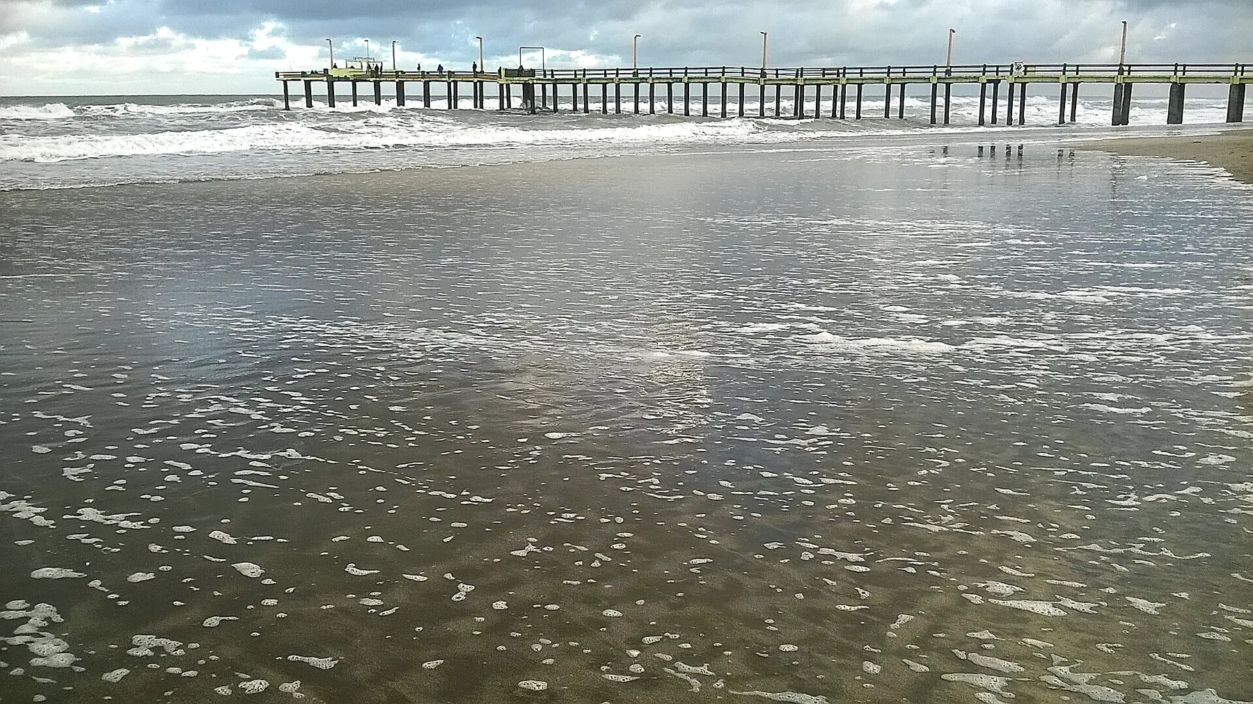 Playa y muelle de Villa Gesell