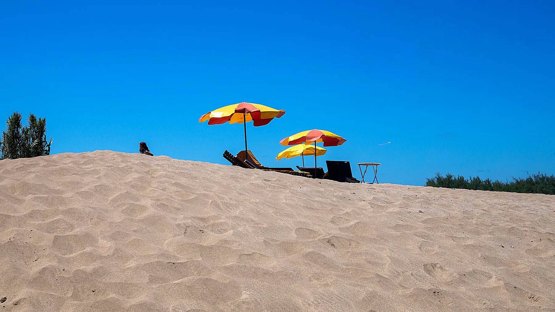 Sombrillas sobre el médano en la playa de Mar Azul