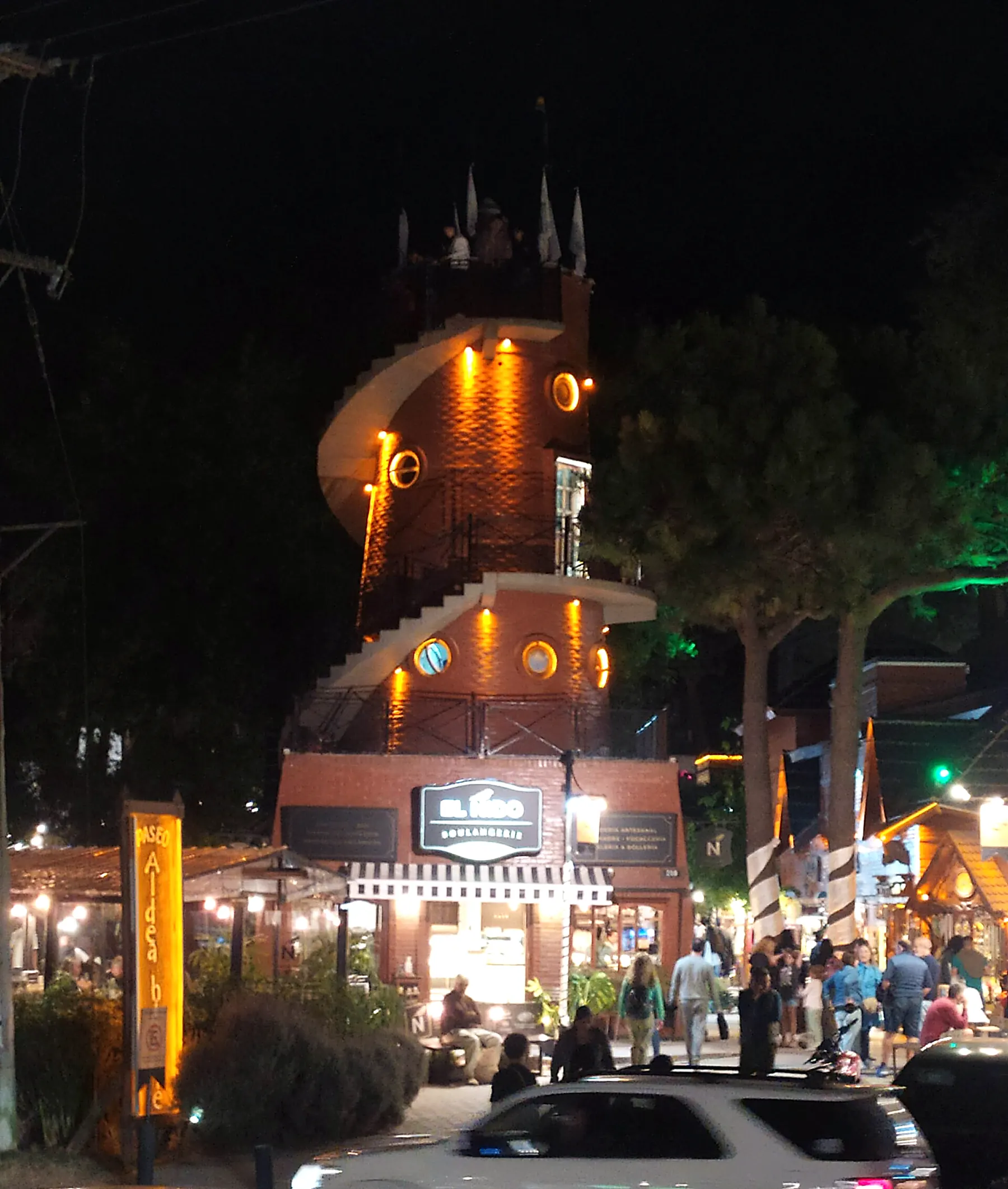 Torre mirador de Mar de las Pampas iluminada