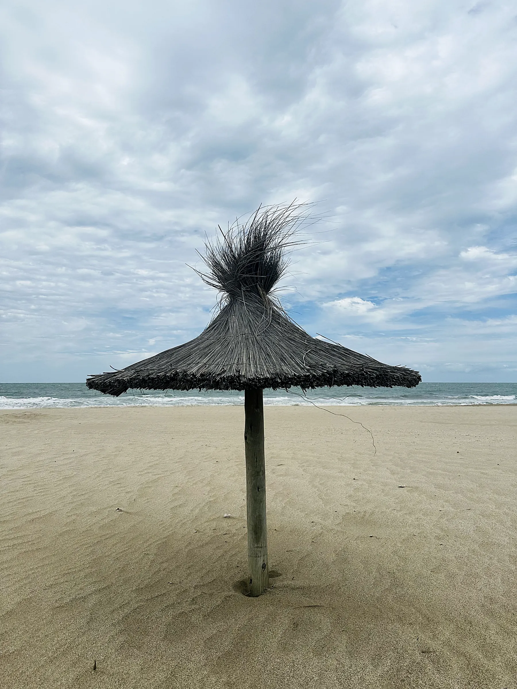 Parasol de paja en la playa