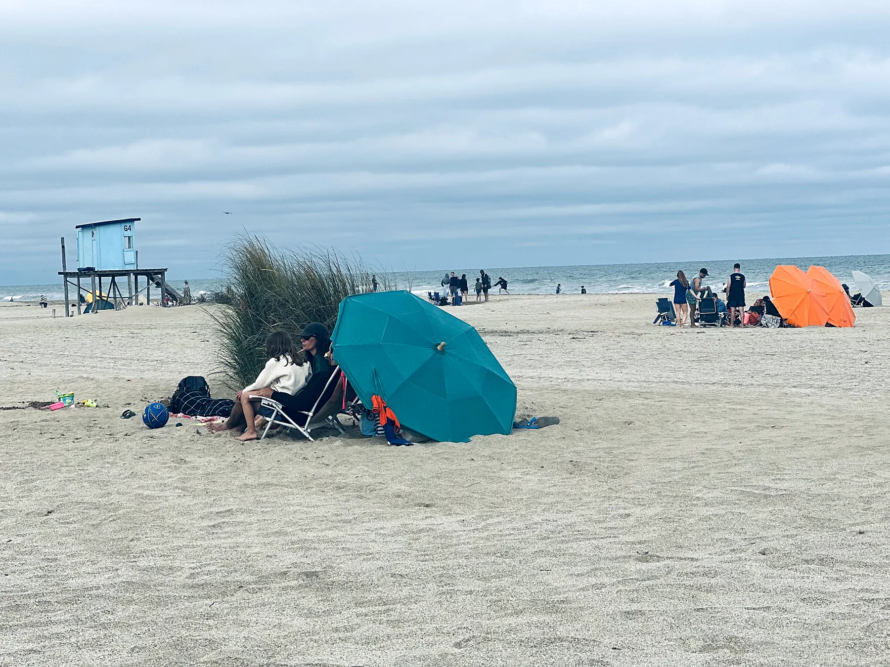 Sombrilla y reposeras en la playa, con pastos de médano